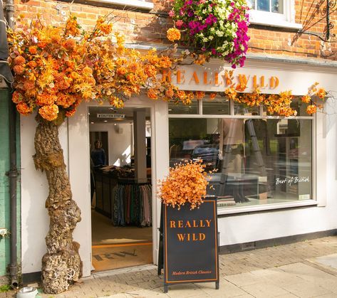 Store Front Fall Decorating Ideas, Fall Restaurant Decorations, Autumn Shop Window Display, Fall Retail Window Displays, Fall Window Display Store Fronts, Window Display Fall, Tree Window Display, Fall Store Window Displays, Fall Store Displays