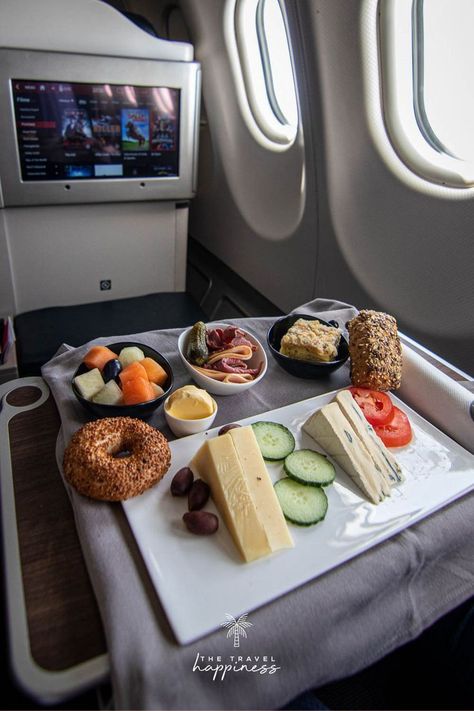 Food In Flight, Business Class Turkish Airlines, Manifest Life, Airplane Food, Plane Food, Aesthetic Material, Airline Food, Travel Picture Ideas, Luxury Food