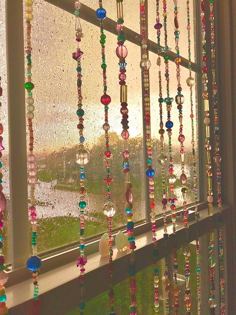 Beaded Hanging Decor, Beaded Window Hanging, Beaded Curtains Diy, Bead Curtains, Curtain Tutorial, Dream House Aesthetic, Dorm Inspo, Cute Bedroom Ideas, Diy Mobile