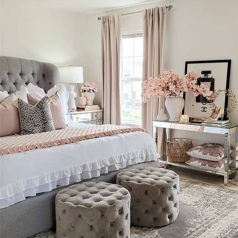 Jelena Hinic | What do you think about this beautiful glam bedroom? I love it 💗 Follow @jay_lina_decor for more inspiration 💕 ⠀⠀⠀⠀⠀⠀⠀⠀ ⠀⠀⠀⠀⠀⠀ Photo… | Instagram Dusty Pink Bedroom, Rose Bedroom, Glam Bedroom Decor, Bedroom With Sitting Area, Glamour Decor, Classy Living Room, Luxe Bedroom, Luxury Room Bedroom, Glam Bedroom