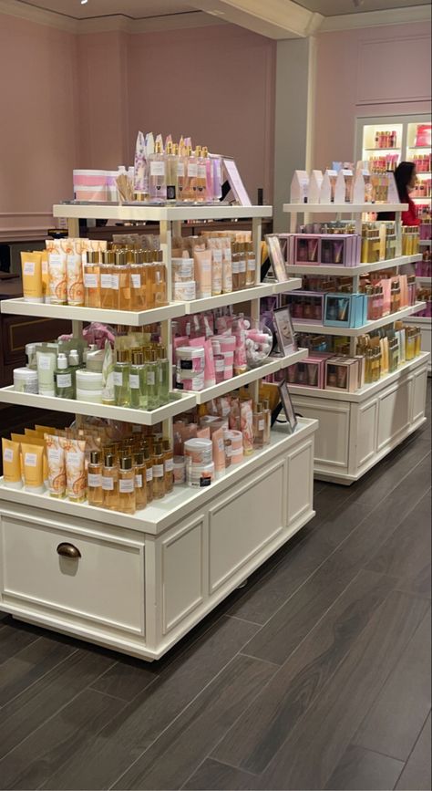 Beauty Shop Aesthetic, Skincare Store Aesthetic, Cosmetic Shop Design Ideas, Beauty Supply Store Aesthetic, Aesthetic Stores Interior, Perfume Shop Interior Design, Perfume Shop Design, Makeup Store Interior, Retail Aesthetic