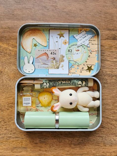 Transform Mint Tins into Beautiful Crafts: Step-by-Step Guide Altoid Wallet Ideas, Altoid Tin Wallet, Altoids Tin Wallet, Altoids Wallets, Altoid Wallet, Flower Hacks, Altoid Tin Ideas, Altoids Wallet, Tin Wallet