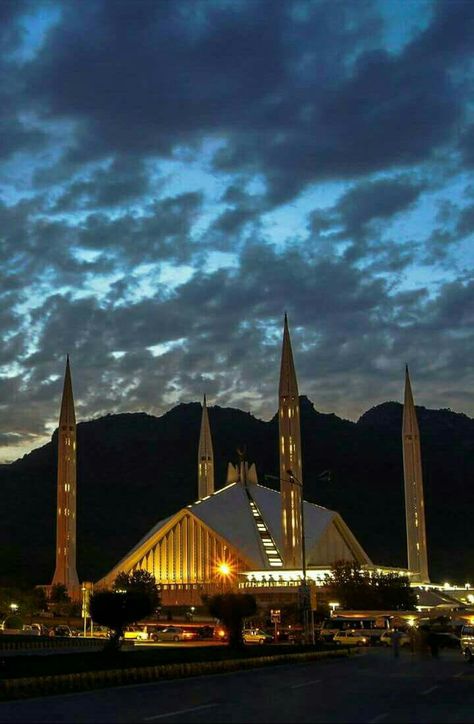 Faisal Mosque Islamabad Pakistan Faisal Masjid, Places In Pakistan, Faisal Mosque, Pakistan Tourism, Pakistan Pictures, Pakistan Beauty, Beautiful Mosque, Pakistan Culture, Pakistani Culture