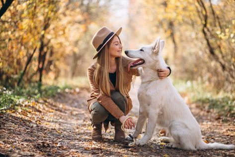 Young woman in park with her white dog Free Photo | Premium Photo #Freepik #photo # # # # Dog Owner Photoshoot, Strand Shoot, Family Dog Photos, Pet Photography Poses, Dog Photoshoot Pet Photography, Dog Photography Poses, Dog Tracker, Animal Photoshoot, Photos With Dog