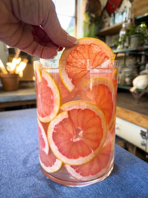 Grapefruit Flower Arrangement, Oranges In Vase, Fruit Vases Centerpiece, Orange Vase With Flowers, Citrus Flower Arrangements, Citrus Centerpiece Ideas, Orange Centerpieces Wedding, Citrus Vase, Citrus Floral Arrangement