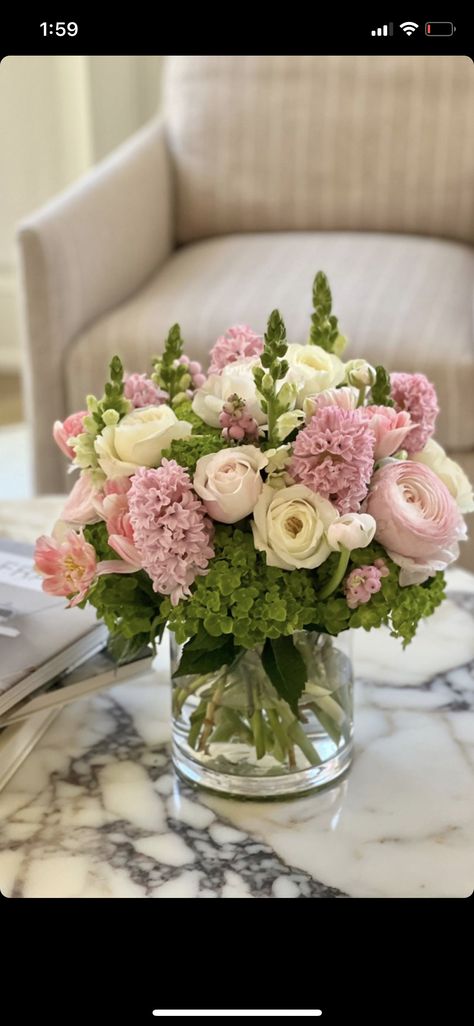 Classy Flower Arrangements, Feminine Floral Arrangements, Flower Arrangements Vase Ideas, Classy Floral Arrangements, Birthday Party Floral Centerpieces, Peony Arrangement Wedding, Classic Floral Arrangements, Brunch Floral Centerpieces, Bridal Shower Flower Arrangements