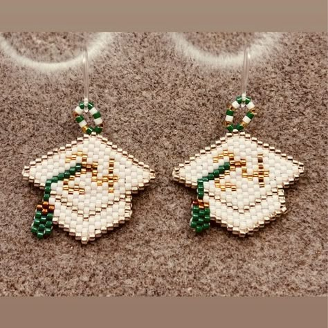 Graduation Earrings, Brick Stitch Pattern Earring, Brick Stitch Tutorial, Native Beading Patterns, Beautiful Beaded Jewelry, Beadwork Designs, Beaded Earrings Tutorials, Beaded Earrings Diy, Beading Crafts