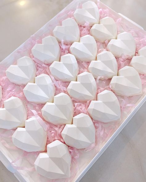 White Chocolate Hearts, Cakesicles Chocolate, Desert Boxes, Cake Lollies, Chocolate Business, Chocolate Popsicles, Cupcake Wedding, Unique Birthday Cakes, Pinata Cake