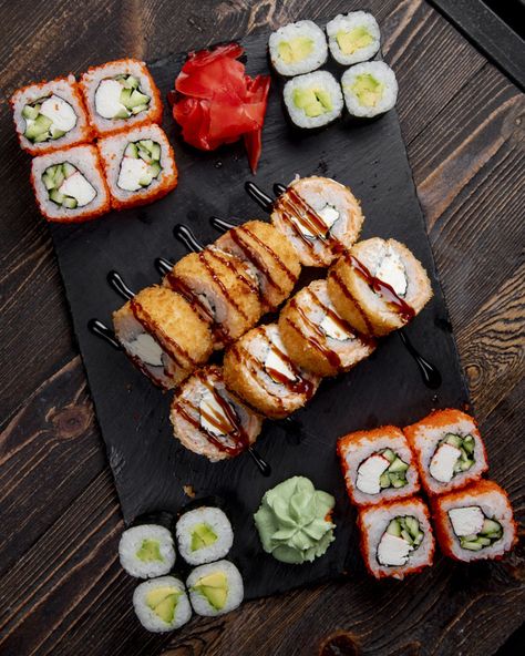 Sushi Plating, Shrimp Sushi Rolls, California Maki, Sushi Buffet, Fried Sushi, Hot Roll, Sweet Sushi, Healthy Thai Recipes, California Rolls