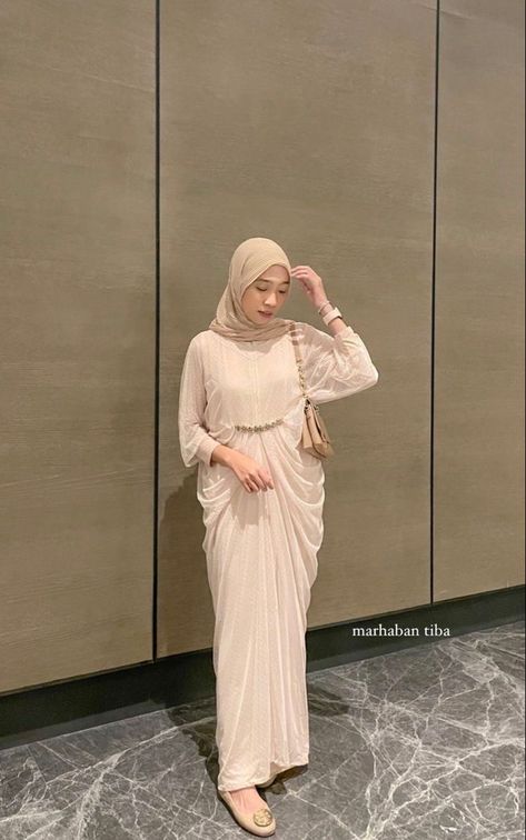 Kaftan Dress Modern, Dress Brokat Modern, Dress Muslim Modern, Kondangan Outfit, Kebaya Modern Dress, Kebaya Dress, Simple Bridesmaid Dresses, Muslim Fashion Hijab Outfits, Muslim Outfits Casual