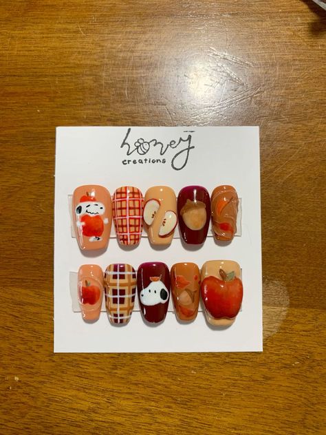 Cute Fall Nail Art, Fall Themed Nail Designs, Halloween Snoopy Nails, Peanuts Christmas Nails, Autumn Leaves Nail Art, Thanksgiving Food Nails, Snoopy Nails Fall, Fall Apple Nails, Snoopy Thanksgiving Nails