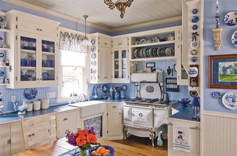 Blue Willow Kitchen, Vintage Cottage Kitchen, Small Cottage Kitchens, Blue Kitchen Curtains, Blue White Kitchens, Big Farm, Cottage Style Kitchen, Blue Kitchen Decor, Kitchen Decor Inspiration