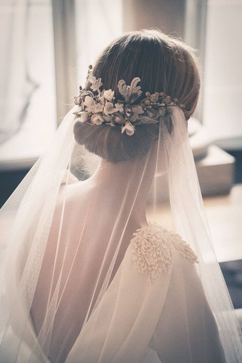 bridal veils collection for 2016-amazing wedding veil ideas Wedding Veils Headpieces, Hairstyles With Veil, Veil Headpiece, Flowers In Her Hair, Fotografi Vintage, Wedding Hairstyles With Veil, Mod Wedding, Wedding Hair And Makeup, Wedding Veils