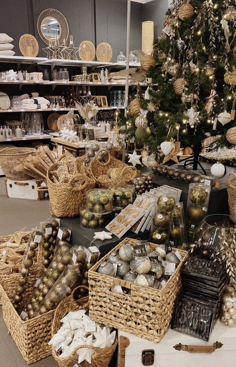 Christmas Retail Ideas, Christmas Basket Display, Christmas Shop Display Ideas, Boutique Holiday Display, Christmas Shop Display Retail, Xmas Retail Display Ideas, Christmas Pop Up Shop Display Ideas, Retail Store Table Display, Store Ornament Display