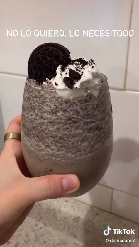 51.8 mil Me gusta, 621 comentarios - QUE TOXICO (@quetoxico) en Instagram: "TENGO QUE HACERLO 😍👇🏼🥤 . Vayan al link de la biografía y síguenos en TikTok" Recipes Oreo, Resep Starbuck, Soft Drinks Recipes, Deli Food, Tasty Baking, Starbucks Recipes, Sweet Snacks Recipes, Food Drinks Dessert, Fun Baking Recipes