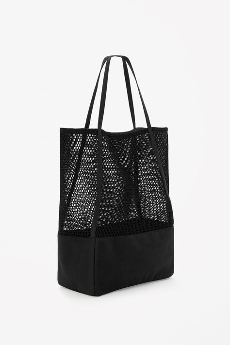 This large bag is made from contrasting mesh and canvas panels. A shopper style, it has long canvas handles and a single interior compartment. Mesh Bags, Mesh Tote Bag, Diy Bag Designs, Diy Bags Patterns, Diy Bags Purses, Leather Tote Purse, Design Wardrobe, Diy Bags, Transparent Bag