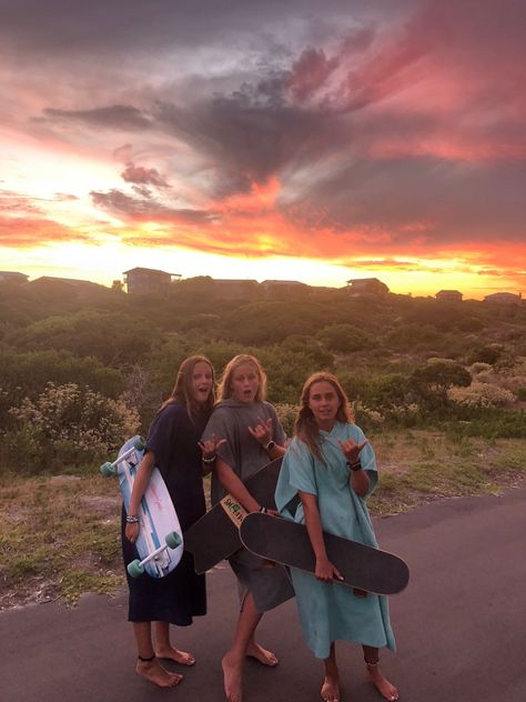 Yolo Lifestyle, Camp America, Surfer Vibes, Surfer Lifestyle, Girl Surfer, Surf Vibes, Teen Summer, Summer Friends, Dream Lifestyle