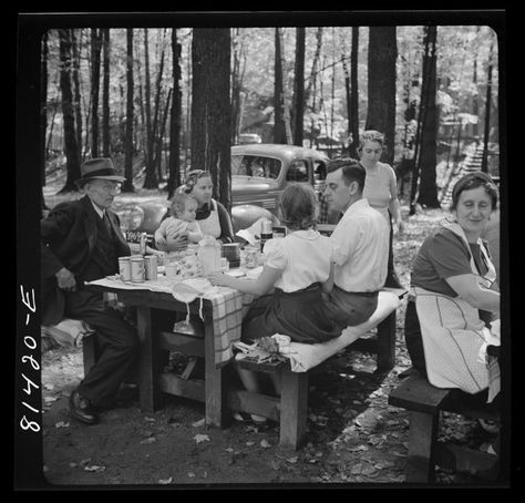 These 15 Candid Photos Show What Life Was Like In Massachusetts In the 1940s Vintage Camping Photos, All My Sons, Frank Lloyd Wright Usonian, Camping Photos, Street Lifestyle, 1940s Photos, Frank Lloyd Wright Buildings, Alfred Eisenstaedt, Vintage Outdoor