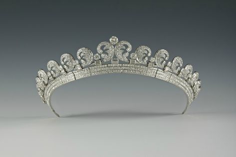 Cartier Tiara, Halo Tiara, History Exhibition, Reine Elizabeth Ii, Royal Crowns, 10th Wedding Anniversary, Royal Tiaras, Prince William And Catherine, Diamond Tiara