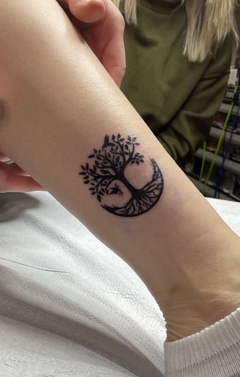 Tree of life tattoo Tree Of Life Wrist Tattoo, Roots Tattoo Ideas, Tree Of Life Tattoo Feminine, Roots Tattoo, Simple Tree, Bff Tattoos, Tree Of Life Tattoo, Life Tattoos, Wrist Tattoos