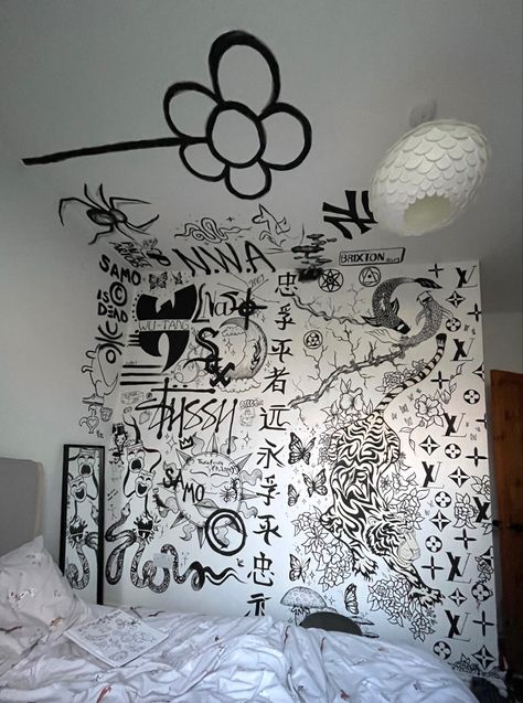 Bedroom Wall Graffiti Ideas, Drawing On Bedroom Wall, Drawing In Wall, Graffiti Room Ideas Bedrooms, Graffiti Wall Art Bedroom, Mur Aesthetic, Wall Drawing Ideas Bedroom, Aesthetic Y2k Room, Room Wall Drawing