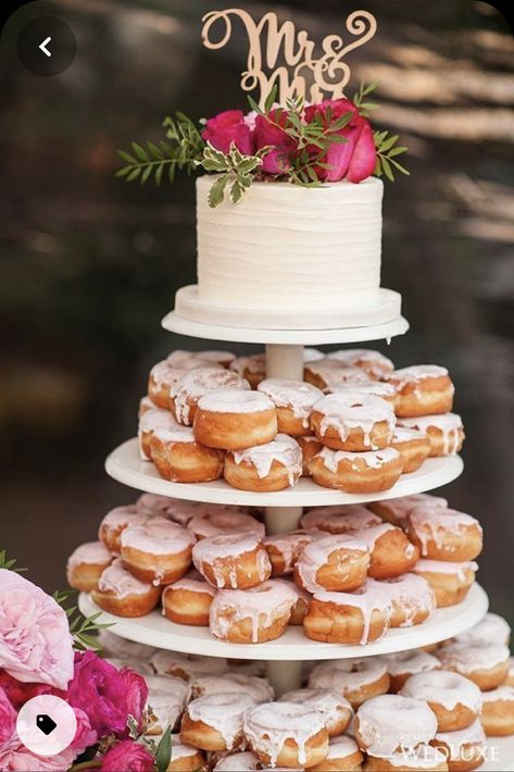 Breakfast Wedding Cake, One Layer Wedding Cake, Donut Bar Wedding, Donut Wedding Cake, Donuts Cake, Wedding Cake Options, Breakfast Wedding, Buffet Dessert, Green Wedding Cake