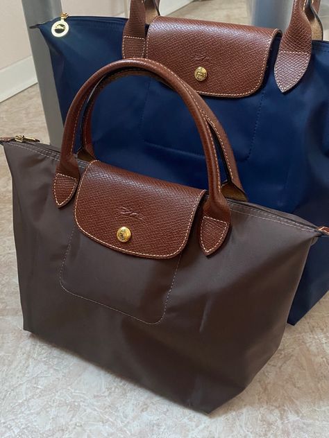 Old Money School Bag, Longchamp Colors, Brown Longchamp, Longchamp Bag Outfit, Long Champ Bag, Long Champ, Uni Bag, Inside My Bag, Trendy Heels