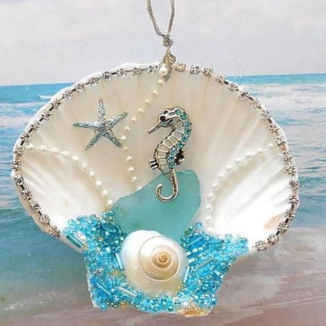 Sea Ornaments, Poke Mon, Seahorse Decor, Shell Creations, Seahorse Ornament, Beach Decorations, Seashell Christmas Ornaments, قلادات متدلية, Beach Craft