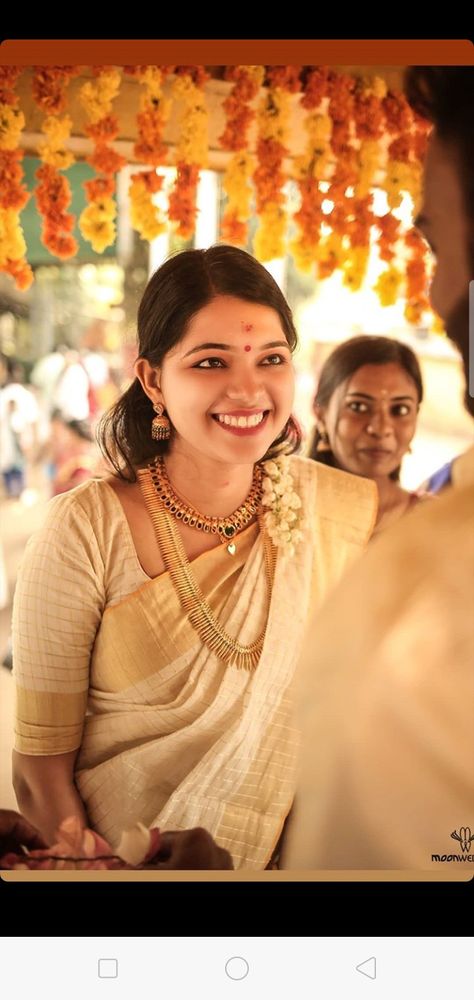 Kerala Bride With Minimal Jewellery, Kerela Brides Jewellery, Simple Hindu Bride Kerala, Kerala Thali Designs, Kerala Thali Designs Gold, Kerala Jewellery Traditional, Kerala Bride Jewellery, Kerala Traditional Jewellery, Thaali Design