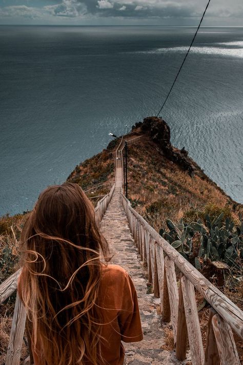 Die Blumeninsel Madeira ist ein traumhafter Urlaubsort für viele Deutsche. Trotz der kleinen Größe hat die portugiesische Insel unglaublich viel zu bieten. Von schwarzen Stränden zu Wanderungen über die Levadas oder den höchsten Gipfeln der Insel ist für jeden etwas dabei. Madeira wandern / Madeira Tipps / Madeira Urlaub #madeira #portugal #wandern Madeira Portugal Photo Ideas, Maderia Portugal Aesthetic, Madeira Portugal Photography, Madeira Outfit Ideas, Madeira Photoshoot, Madeira Portugal Aesthetic, Madeira Photography, Madeira Photos, Maderia Portugal