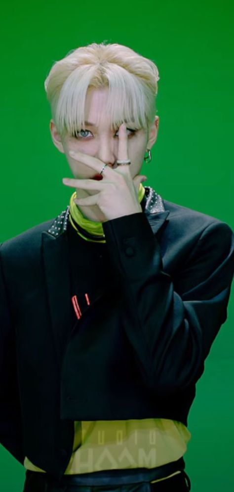 Maniac Pose Reference, Felix Maniac Outfit, Skz Lollapalooza, Felix Outfit, Felix Oddinary, Felix Maniac, Skz Maniac, Stary Kids, Felix Lee