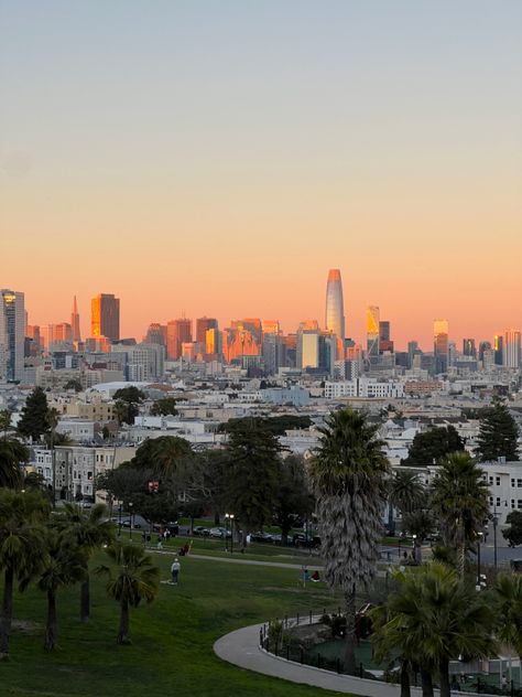 san francisco, dolores park, sunset, skyline, city sunset Best Day Trips From San Francisco, Dolores Park San Francisco, San Francisco Nightlife, San Francisco Park, San Fransisco Girl Aesthetic, Pacific Heights San Francisco, Sanfransico California Aesthetic, Sanfransico California, Sam Francisco