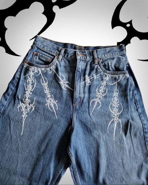 Bleaching Jeans Ideas, Bleach Paint Jeans, Jean Bleach Designs, Cybersigilism Clothes, Bleach Art Jeans, Bleach Pants Ideas, Bleach Jeans Diy, Diy Clothes Tops, Custom Jeans Diy