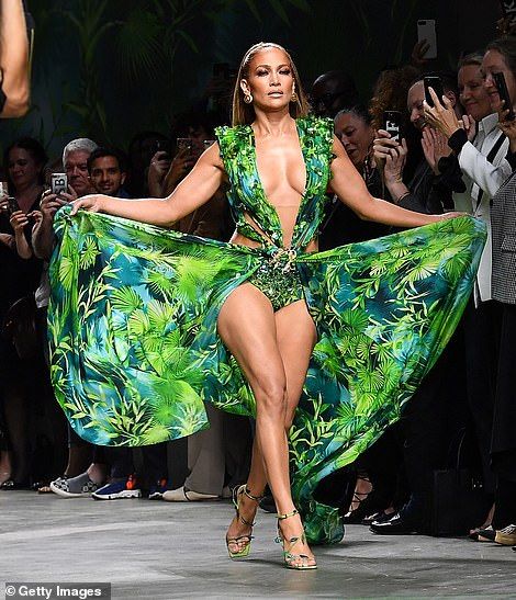 Sizzling: Jennifer stormed the runway for the iconic designer in the revealing green dress... Jennifer Lopez Body, Jungle Dress, Versace Spring, Versace Dress, Iconic Dresses, Donatella Versace, Milano Fashion Week, Fashion Blogger Style, Zuhair Murad