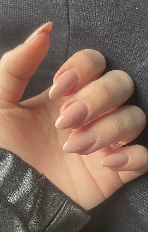 Almond Nails Minimalist, Glossy Nude Nails, Nails Soft Pink, Manicure Natural Nails, Aesthetic Nail Ideas, Nails Subtle, Feminine Nails, Minimalist Manicure, Manicure Natural