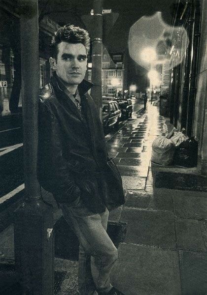 The Smiths Morrissey, Rainy Street, Johnny Marr, Amazing Person, French Magazine, The Smiths, Charming Man, London Bus, Morrissey