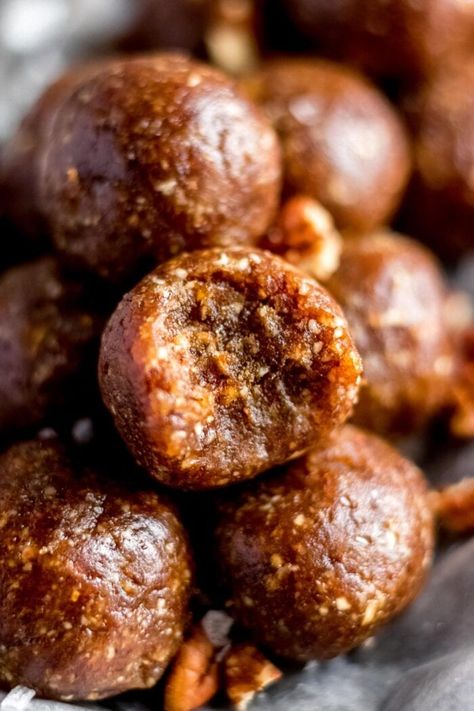 Pie Balls, Vegan Holiday Desserts, Pecan Pie Balls, Pecan Pie Bites, Tarte Vegan, Snack Sani, Energy Bites Recipes, High Protein Desserts, Pie Bites