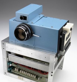 KODAK PROTOTYPE CCD DIGITAL CAMERA - 1975.  A Kodak engineer, Steve J. Sasson, holds a camera he constructed, the world's first known still image digital camera.  The camera used the newly developed Fairchild black and white 100 X 100 Pixel (.01 megapixel) CCD as an image sensor and required 23 seconds to record a single image onto digital cassette tape (photo shown on the right). The camera weighed 8 1/2 pounds.  Rochester (NY) Democrat & Chronicle, page 8D, October 16, 2001.     http://www.dig Forensic Photography, Louis Daguerre, Best Home Security System, Home Alarm System, Digital Camera Accessories, Camera World, Security Cam, Wireless Home Security Systems, Burglar Alarm