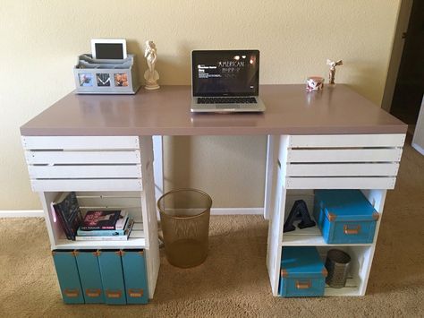 Wooden Crates Desk, Diy Wood Desk, Crate Desk, Diy Desk Plans, Pallet Desk, Diy Wooden Crate, Flip Ideas, Diy Crate, Crate Diy