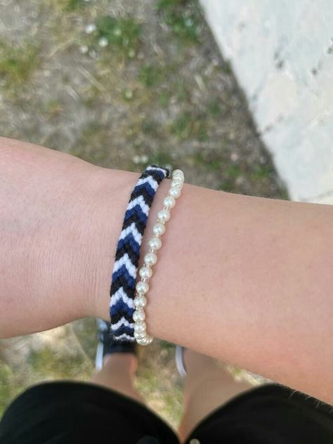 Blue And Black Friendship Bracelet, Black Friendship Bracelet, Navy Bracelet, Clay Bracelets, Friendship Bracelet Patterns Easy, Body Accessories, String Bracelets, Chevron Bracelet, Crochet Daisy