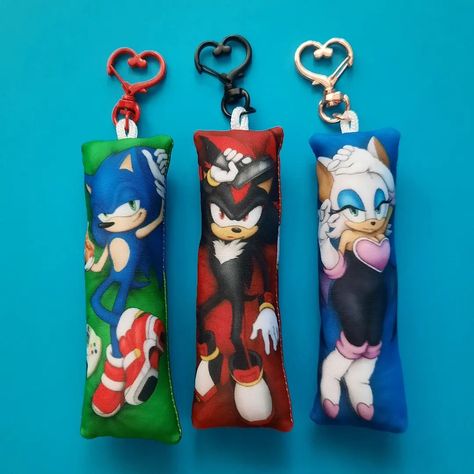 Mini daki keychains 💙🖤🤍 Sonic the Hedgehog joins my existing Shadow and Rougedski designs in both full size and these lil keychain plush for your ita bag. Full Size Sonic Dakis are very low in stock already 👀 but I have made a reorder so I should have those in a month or so hehehe. Sonic Popsicle, Keychain Plush, Ita Bag, The Hedgehog, A Month, Sonic, Keychains, Sonic The Hedgehog, Instagram