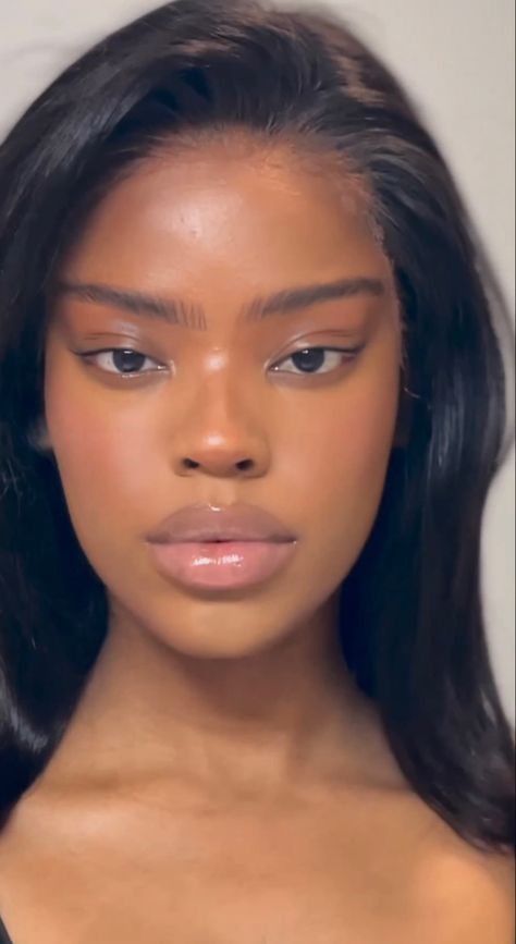 Black Glowy Makeup, Low Key Makeup Looks, Light Dark Skin Makeup, Bare Face Makeup Black Women, Makeup No Lashes Look, Soft Facial Features Woman, Clear Skin Makeup Look, Senior Picture Makeup Black Women, Fall Makeup Looks Black Women