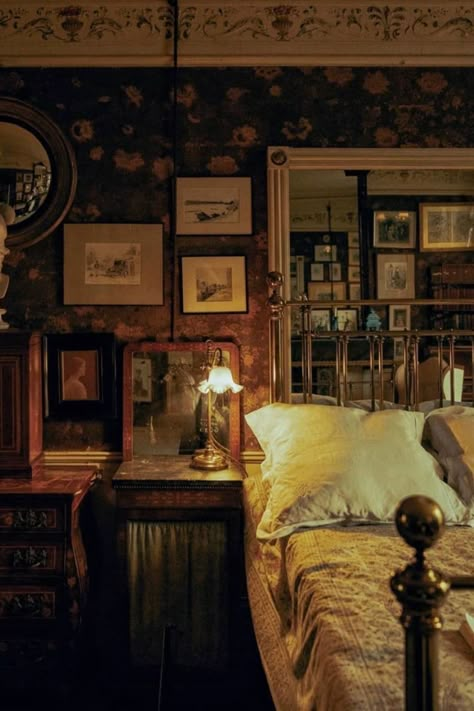 Bedroom Ideas For Small Rooms Dark, Dark Cottage Aesthetic, Dark Vintage Bedroom, Dark Academia Bedroom Ideas, Dark And Moody Bedroom, Moody Bedroom Ideas, Future Bedroom, Moody Bedroom, Dark Bedroom