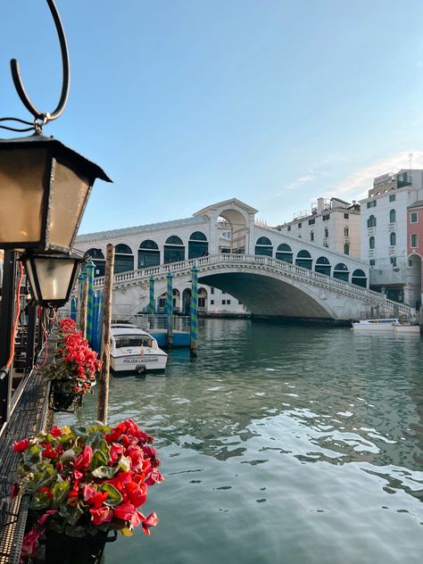 italy | venice | rialto bridge | canals | things to do | gondola | trip inspo Rialto Bridge Aesthetic, Venice Rialto Bridge, Venice Italy Photos, Venice Aesthetic, Rialto Bridge Venice, Venice Bridge, Italian Water, Rialto Bridge, Lake Como Italy