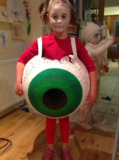 An eyeball you say - why of course you can be an eyeball. The wonder of paper-mache - and now I know why I kept that pilates ball after all. Holloween Makeup, Diy Hat, Elementary Art Projects, Halloween Town, Eye Care, Paper Mache, Elementary Art, Halloween Costumes, Art Projects