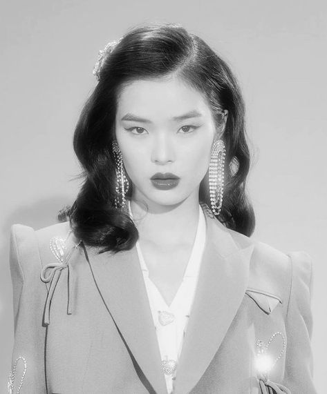 40s Hairstyles, 1940s Woman, 21st Birthday Photoshoot, Dreamy Photography, Foto Ideas Instagram, Aesthetic Guys, Asian Hair, Of Model, Red Aesthetic