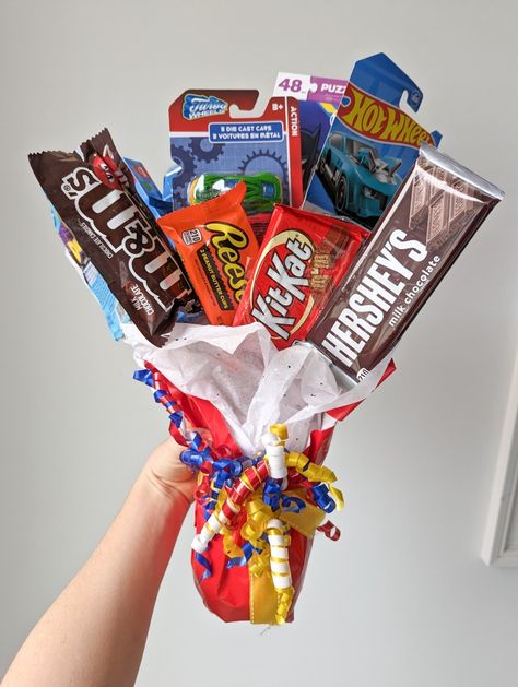 Kid graduation bouquet Tk Promotion Gift Ideas, Graduation Gifts Kindergarten, Kindergarten Graduation Candy Bouquet, Graduation Gift For Preschoolers, Kindergarten Graduation Food Ideas, Daycare Graduation Gifts, Pre K Graduation Ideas Gifts, Kindergarten Graduation Gifts For Boys, Preschool Graduation Gift Ideas For Kids