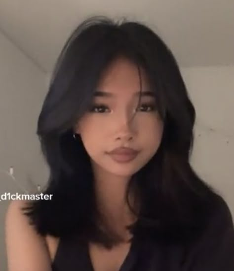 Medium Hair Inspo Aesthetic, Haircuts For Silky Hair, Good Haircuts For Oval Faces, Cute Haircuts For Oval Faces, Best Haircut For Glasses, Asian Short Hair With Layers, Medium Hair Cuts Wavy, Hair Cuts For Round Faces Wavy Hair, Haircuts For Medium Thick Hair