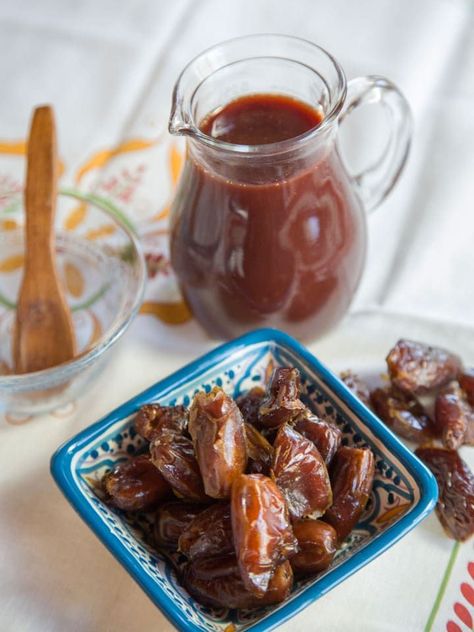 Date Honey Syrup - Recipe for Middle Eastern Silan, sweet condiment made only of pure natural dates by Tori Avey. Date Honey, Kosher Food, Daniel Fast Recipes, Healthy Children, Real Foods, Organic Lifestyle, Honey Syrup, Daniel Fast, Sukkot