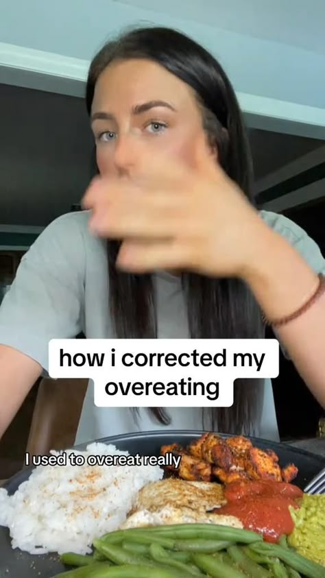 This video shows you how to correct your overeating. Overeating is a very common challenge when it comes to weight loss that hinders all of your hard efforts and puts you back into square one. Check out my guide for a step by step weight loss plan on how I lost over 70 pounds myself!! Gym Nutrition, Healthy Food Menu, Easy Healthy Lunches, Quick Workout Routine, Healthy Food Dishes, Healthy Girl, Healthy Lifestyle Inspiration, Healthy Food Ideas, Glow Up Tips